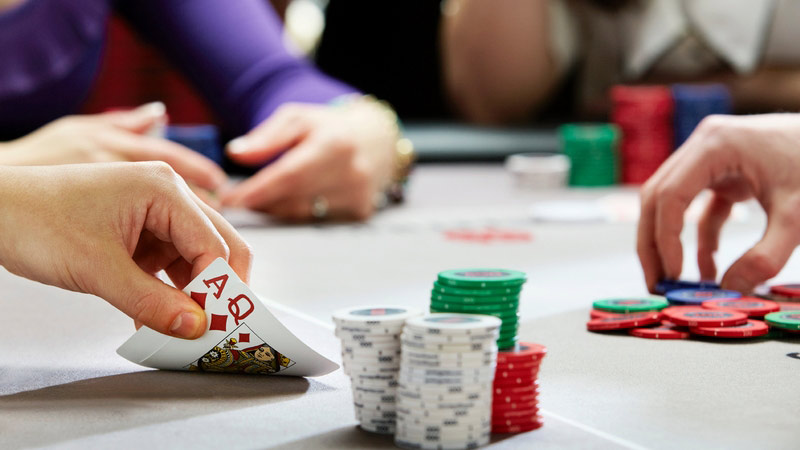 Chơi poker thế nào trong trường hợp có lá bài đôi?