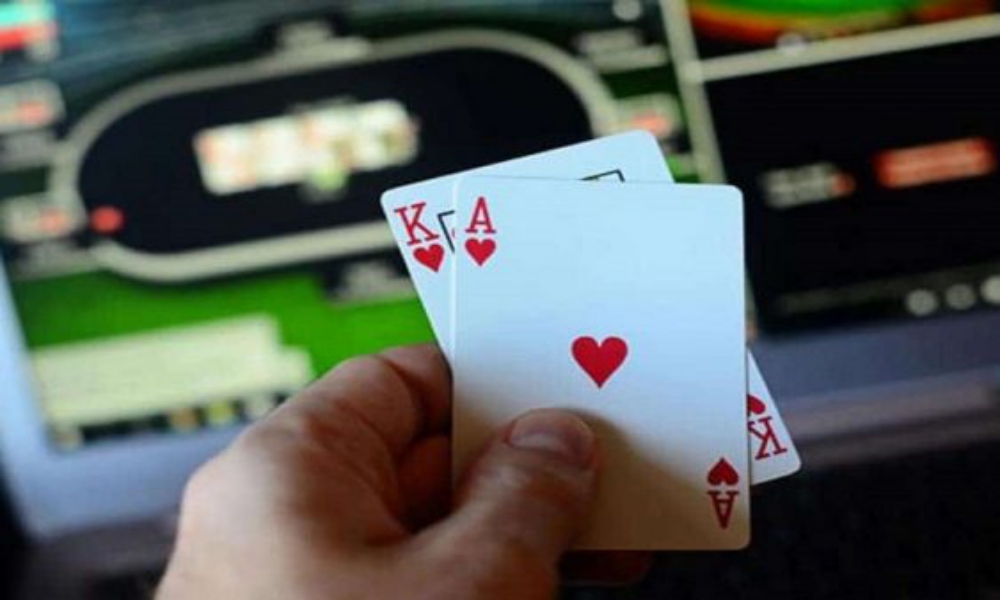 So với poker live thì poker online có ưu điểm gì hơn?